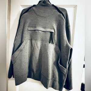 Hoodie with shoulder zippers and front pockets.